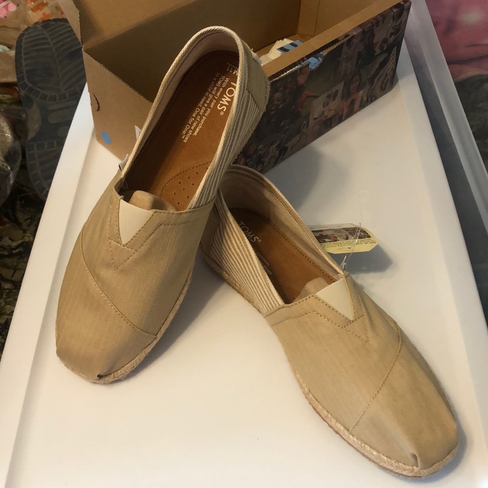 khaki men’s toms